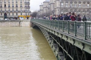 Paris'te Seine Nehri taşma sınırına geldi