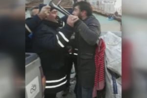 Atık kağıt toplayan gen&ccedil;le zabıtanın tartışması kamerada
