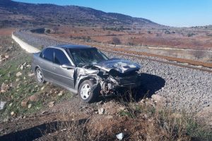 Tren otomobile &ccedil;arptı: 1 yaralı