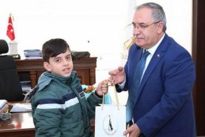12 yaşındaki Yakup Mehmet&ccedil;iğe har&ccedil;lıklarını g&ouml;nderdi