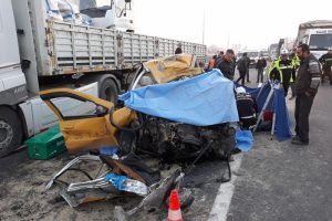 Taksi ile tır kafa kafaya &ccedil;arpıştı: 2 &ouml;l&uuml;