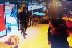 Pompalı t&uuml;fekle kafe baskını: 1 yaralı