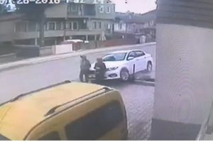 Ehliyetsiz s&uuml;r&uuml;c&uuml; dehşet sa&ccedil;tı: 2 yaralı