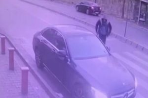 Ekmek almak i&ccedil;in indi arabasından oldu