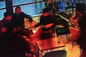 Kafede dehşet anları! Pompalı t&uuml;fekle baskın...