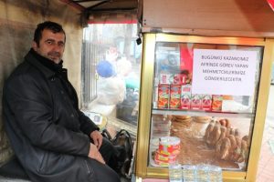 Bir g&uuml;nl&uuml;k kazancını Afrin'e bağışladı