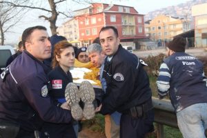 Polis ekiplerine midib&uuml;s &ccedil;arptı: 3 polis yaralı