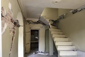 Bursa'da mahalledeki korkun&ccedil; &ccedil;atlaklıklar g&uuml;n ağarınca ortaya &ccedil;ıktı