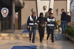 Bursa'da sigara ve alkol hırsızlığı kamerada