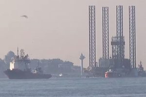 Dev petrol platformu İstanbul Boğazı'ndan ge&ccedil;iyor