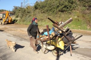 Hacca gitmek i&ccedil;in hurda topluyor