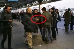 Yolcular şaşkınlıkla seyretti! Ş&uuml;phelenilince...