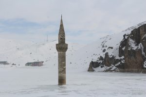 Buzlar arasından y&uuml;kselen minare
