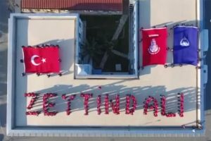 İnsan zinciri oluşturan zabıtalar " Zeytin Dalı" yazdı