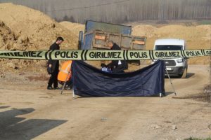 S&uuml;r&uuml;c&uuml;s&uuml; olduğu kamyonun altında can verdi