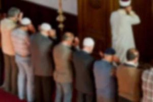 'R&uuml;yama girip, sapık&ccedil;a şeyler yapıyordu' dedi, imama saldırdı!