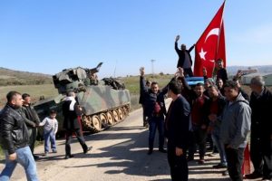 Vatandaşlar harekata katılan askerlere sevin&ccedil; g&ouml;sterisinde bulundu