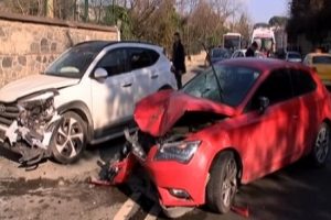 Otomobil yayaya ve iki araca &ccedil;arptı