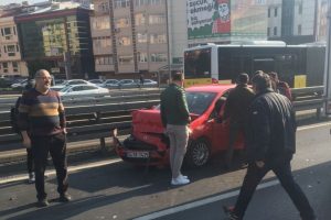 İstanbul'da trafiği kilitleyen kaza: 1 yaralı