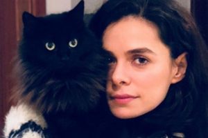 &Ouml;zge &Ouml;zpirin&ccedil;ci kedisiyle poz verdi