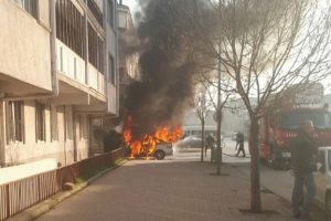 Bursa'da vergi dairesine girdi, arabası k&uuml;le d&ouml;nd&uuml;