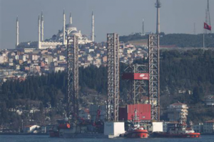 Dev petrol platformu Boğaz'dan ge&ccedil;emedi! Geri d&ouml;nd&uuml;