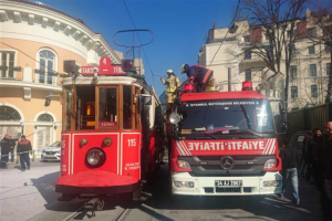 İstiklal Caddesi'nde panik anları: Yangın &ccedil;ıktı