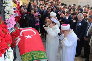 Roketli saldırıda hayatını kaybeden gen&ccedil; kız defnedildi