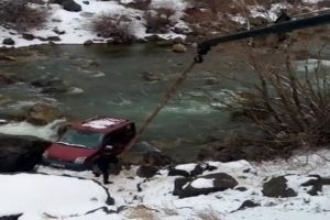 Kamyonet nehre u&ccedil;tu, 4 kişi y&uuml;zerek kurtuldu