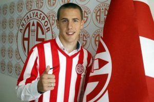 Antalyaspor iki futbolcunun lisansını &ccedil;ıkardı