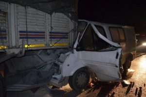 Minib&uuml;s kamyona &ccedil;arptı: 1 yaralı