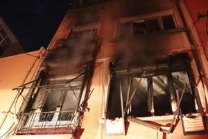Gece yarısı yangın: &Ouml;l&uuml; ve yaralılar var