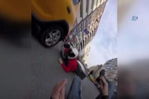 Motosikletli kuryelerin &ouml;l&uuml;mden d&ouml;nd&uuml;ğ&uuml; anlar kamerada