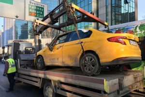 Sollama yaparken bir araca &ccedil;arpan ticari taksi takla attı