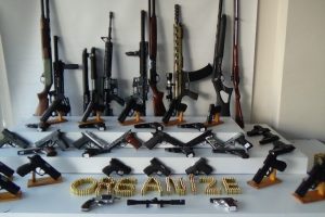 İstanbul'da silah ka&ccedil;ak&ccedil;ılarına operasyon: 20 g&ouml;zaltı