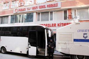 Furkan Vakfı &ouml;n&uuml;nde 24 saat n&ouml;bet!