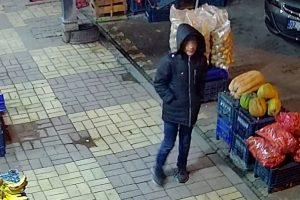 T&uuml;t&uuml;n &ccedil;alan &ccedil;ocuk kameralara takıldı