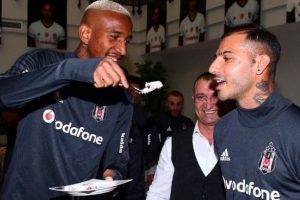 Talisca'ya doğum g&uuml;n&uuml; kutlaması
