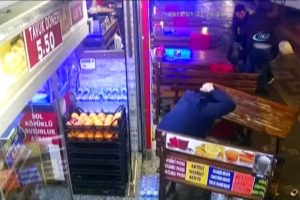 Şehrin g&ouml;beğinde gen&ccedil;lere saldırmışlardı! Tutuklandılar
