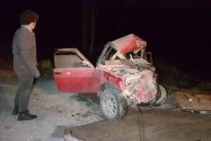 Minib&uuml;s ile otomobil kafa kafaya &ccedil;arpıştı: 5 yaralı