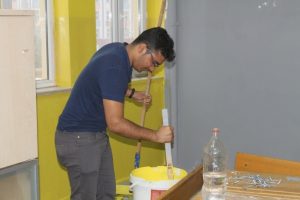 &Ouml;ğretmenler tatillerini sınıfları boyayarak ge&ccedil;iriyor