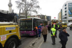İstanbul'da korkutan otob&uuml;s kazası!