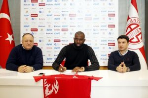 Antalyaspor'un yeni transferi Doukara imzayı attı