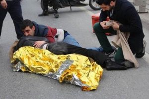 Yerde yatan kardeşine sarılıp yardım bekledi