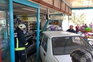 İki otomobil aynı markete girdi