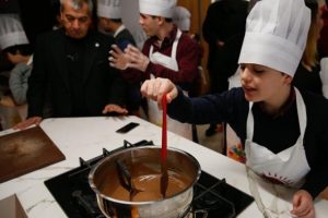 Otizmli &ouml;ğrencilerden Mehmet&ccedil;ik'e 'tatlı' destek