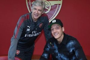 Mesut &Ouml;zil imzayı attı, Arsenal tarihine ge&ccedil;ti
