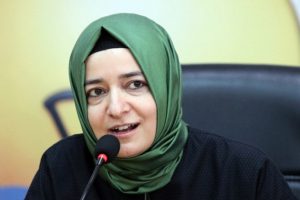 Bakan Kaya: Sokakta &ccedil;alıştırılan, dilendirilen &ccedil;ocuk g&ouml;rd&uuml;ğ&uuml;n&uuml;zde arayın