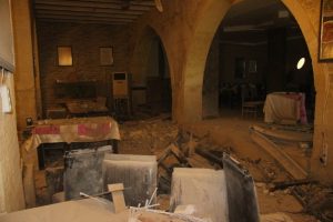 Roketin d&uuml;şt&uuml;ğ&uuml; restoran adeta harabe haline geldi