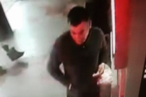Bursa'da ATM kullanmayı bilmeyen kadını dolandırırken kameralara yakalandı